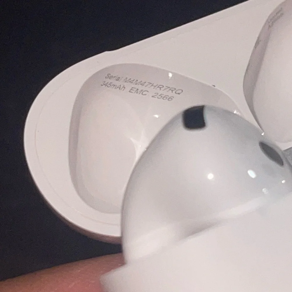 Apple AirPods 4 active noise cancellation